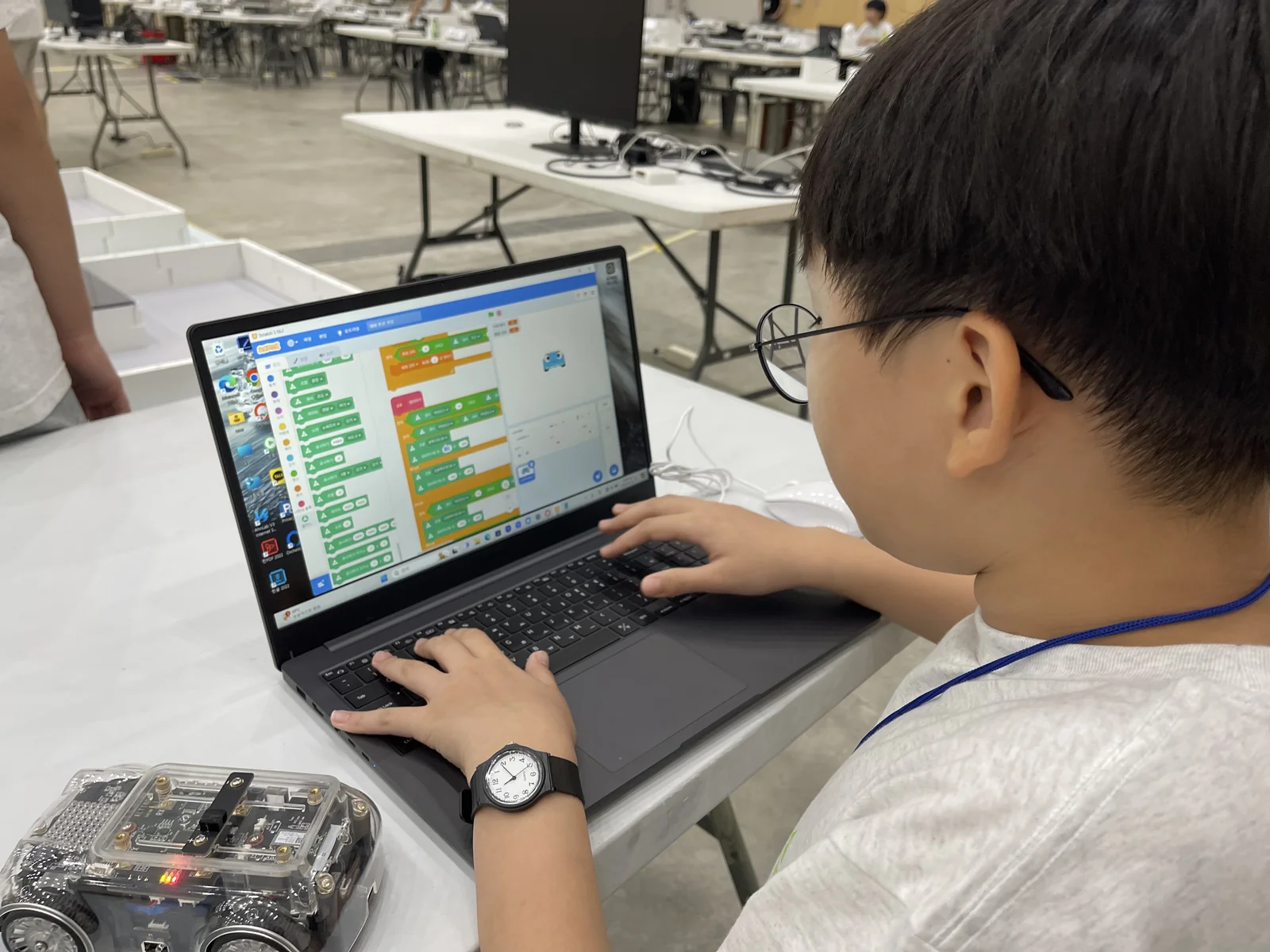 ALTINO大会でプログラムに取り組む参加者