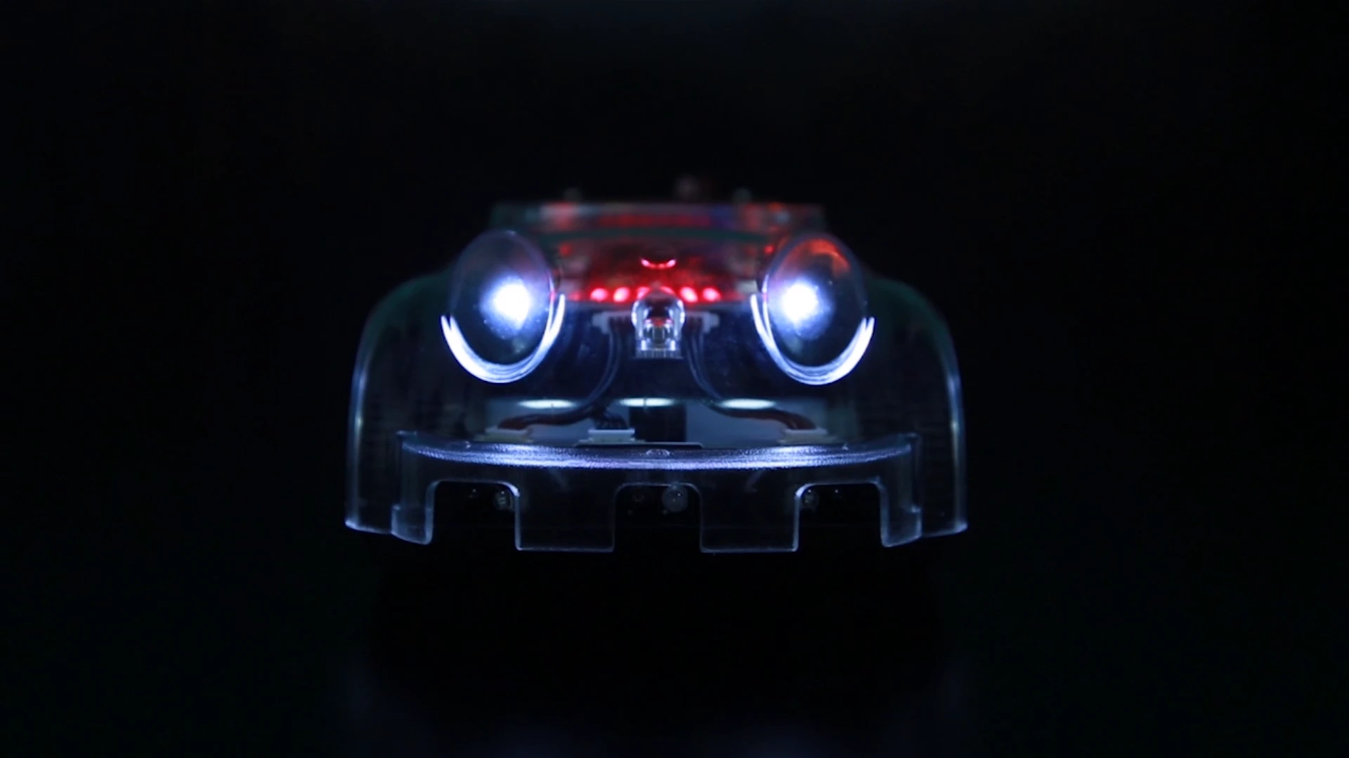 白いヘッドライトと赤いLEDが点灯したALTINOの実機