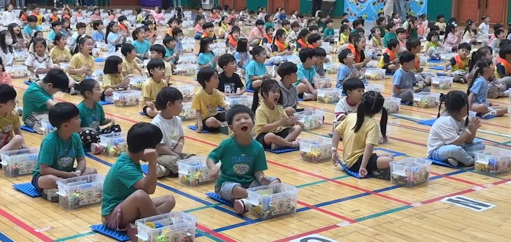 韓国の地域大会で、Timbo Robotのパーツを手元に集まる子どもたち